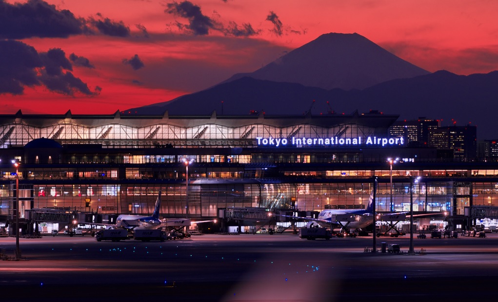 羽田空港新国際ターミナル夜景&富士山(影)_トリミング