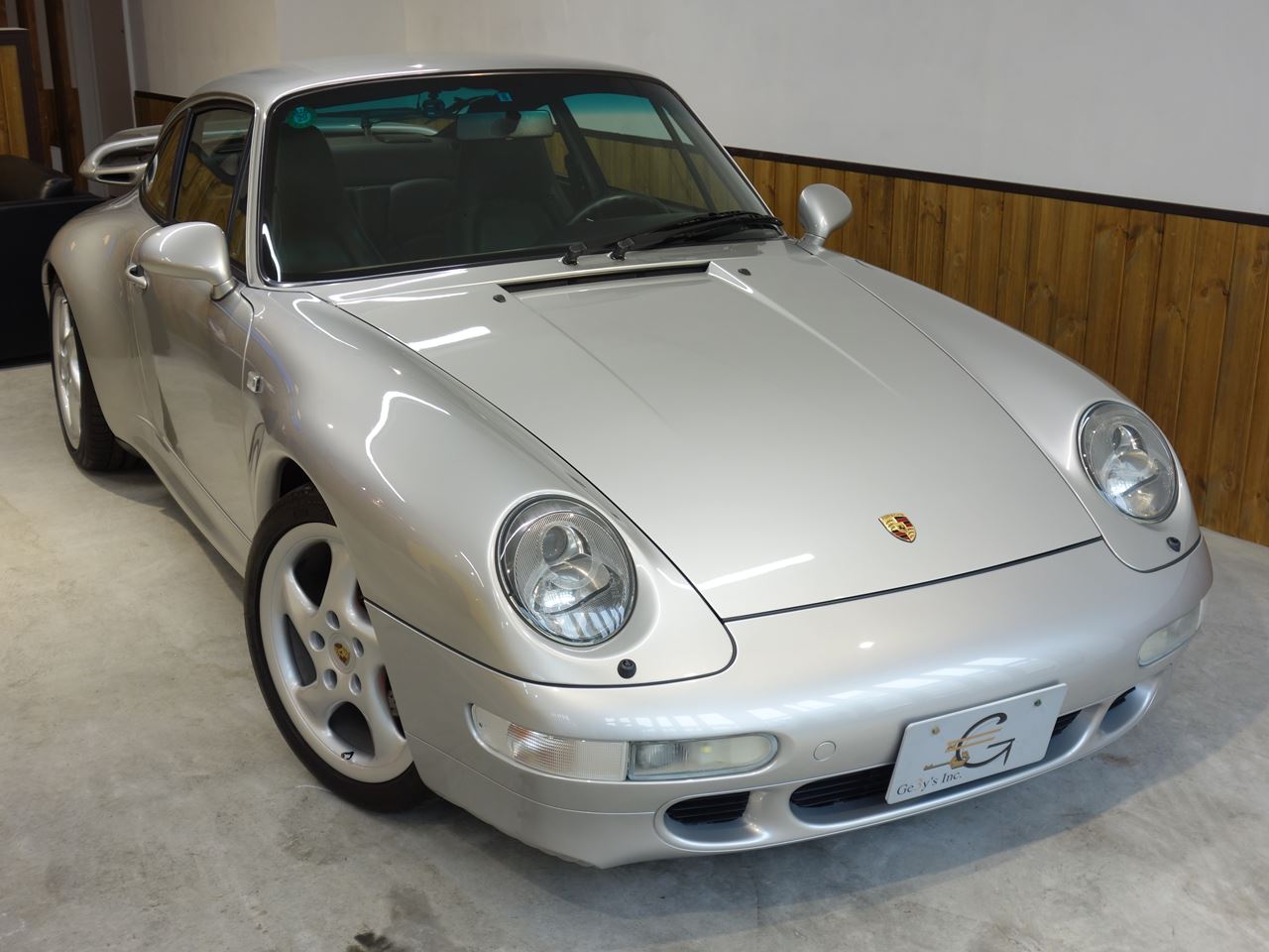 ポルシェ ９９３ カレラＳの社外シフトノブを純正のシフトノブに変更