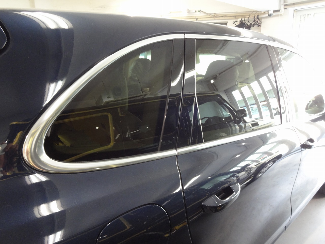 ポルシェ カイエンのリアガラスにスモークフィルムを貼りました 東京都世田谷区ge3y S株式会社 ジェミーズ 新車 中古車 カスタムならお任せください