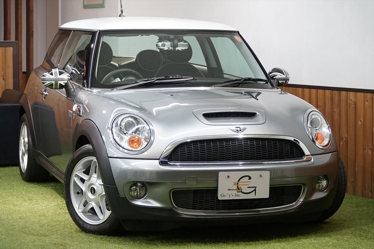 入庫情報 07年 Bmw Mini クーパーs レザーラウンジ オプション多数 ワンオーナー ディーラー車 非常に低走行でコンディション抜群の クーパーs 上位グレードのクーパーｓ ベースグレードと比べ55馬力 8kgmアップの最高出力は175馬力 24 5kgm ミニらしいキビキビ