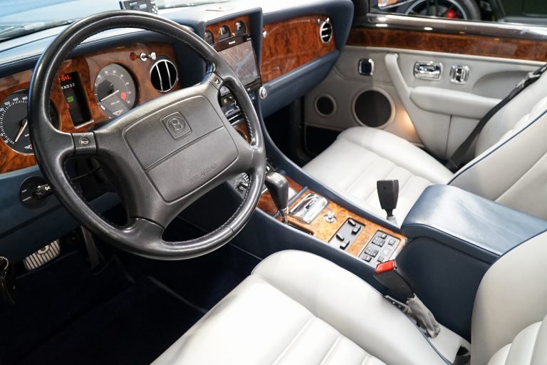 ☆入庫情報☆1997年 ベントレー（Bentley）アズール 「ベントレー・ターボR」のフロアをベースに、クーペボディーが搭載された