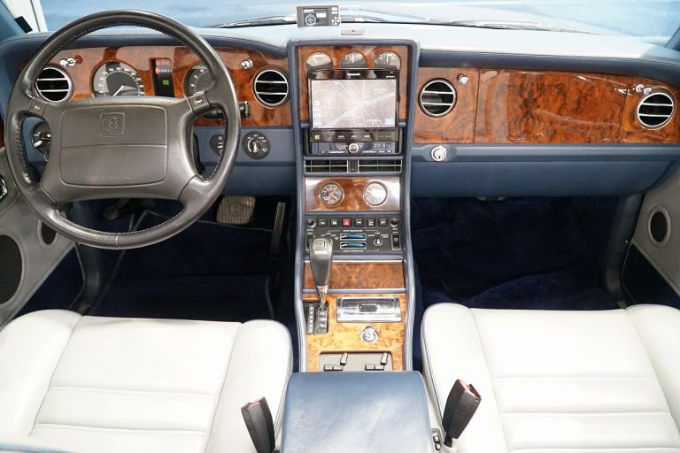 ☆入庫情報☆1997年 ベントレー（Bentley）アズール 「ベントレー・ターボR」のフロアをベースに、クーペボディーが搭載された