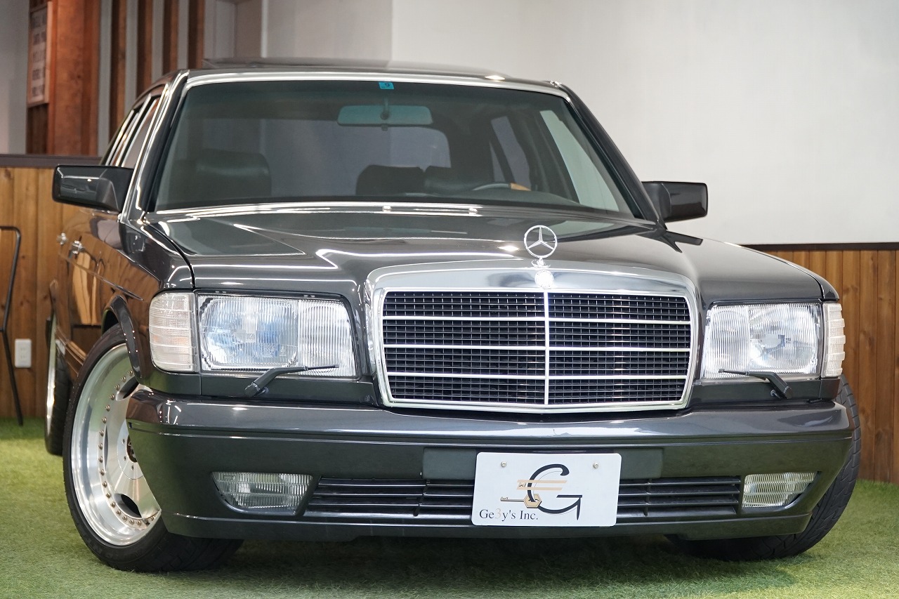 入庫情報 1990年 メルセデスベンツ560sel ロリンザー仕様 新車販売当時 爆発的なヒット バブル景気を背景に高級車 メルセデスベンツというイメージの立役者となった 560sel 当時はイカつく 近寄りがたい雰囲気でしたが 30年の月日を経てシブさを帯び 今見ると