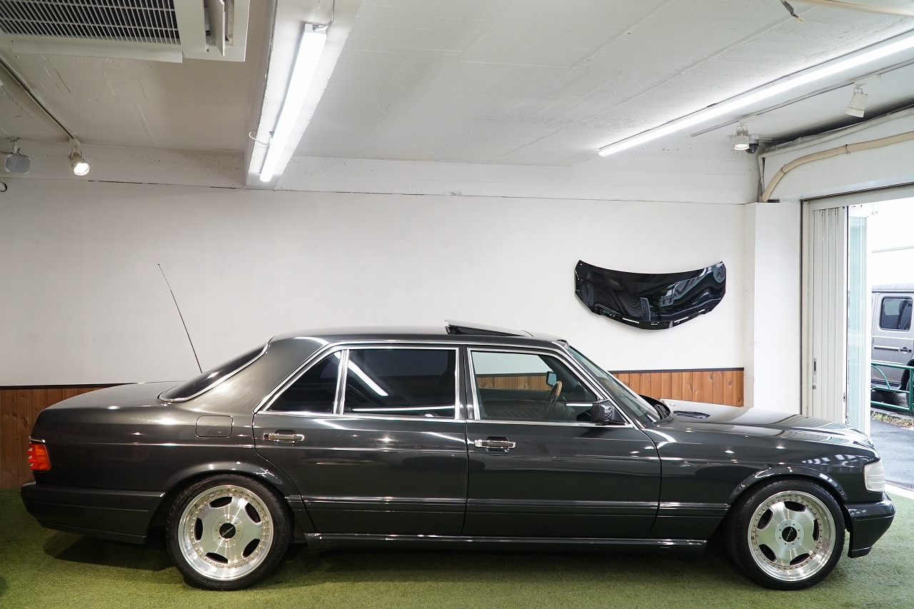 入庫情報 1990年 メルセデスベンツ560sel ロリンザー仕様 新車販売当時 爆発的なヒット バブル景気を背景に高級車 メルセデスベンツというイメージの立役者となった 560sel 当時はイカつく 近寄りがたい雰囲気でしたが 30年の月日を経てシブさを帯び 今見ると